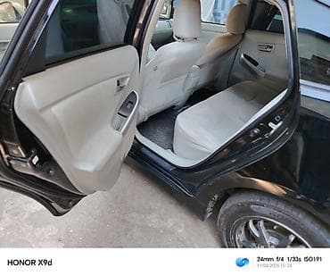 toyota prius c: Toyota Prius, qara rəng, hibrid. Kuzov liftback. Arxa hissədə “Prius” — 9