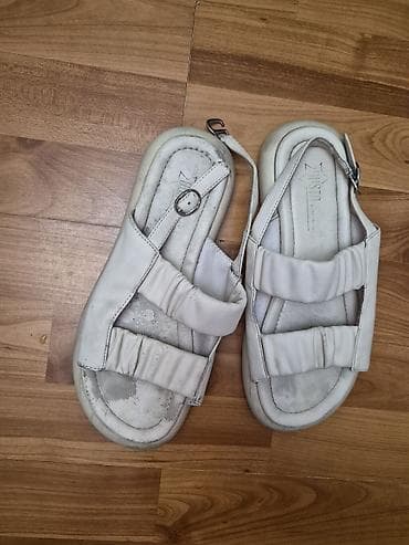 Basanoşka və səndəllər: Ağ rəngdə qadın sandal. Yumşaq yastıqlı daban və komfortlu içlik. İki — 1