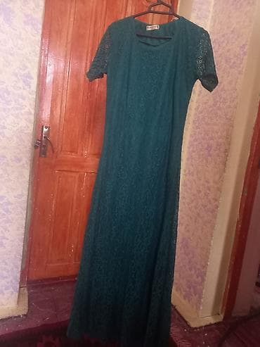 - Qadınlar üçün uzun dantel paltar - Rəng: tünd yaşıl/emrald - Parça