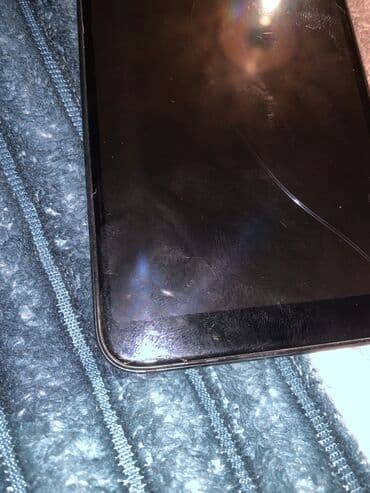 mi 12 t: Smartfon – qara rəngli, nazik korpus. Xüsusiyyətlər: - Sensorlu ekran — 8