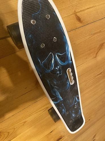skate: Plastik gövdəli kruyzer tipli skeytbord. Skeytbord kompakt ölçülü — 3