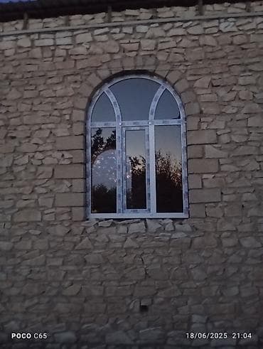 ucuz buket: Taxta daş üzlü divarda quraşdırılmış tağ formalı PVC pəncərə — 1