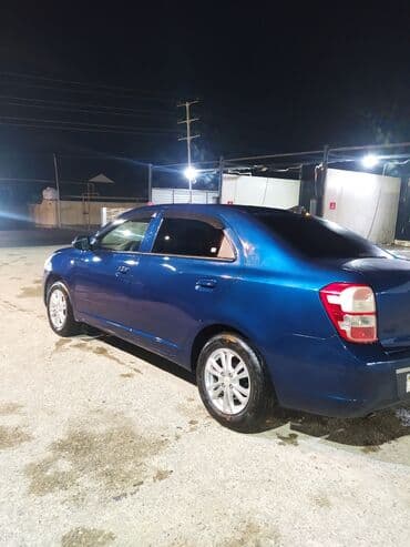 авто дешево купить: Bu, dörd qapılı, mavi rəngli Chevrolet Cobalt sedanıdır. Avtomobil — 1