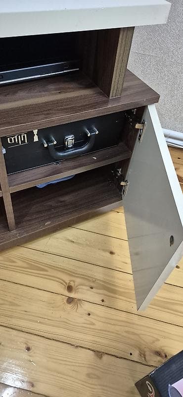 tek sfaner: Düz TV altlığı, Polkalı, Laminat — 4