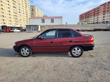 опель зафира а: Opel Astra sedan (qırmızı-bordo rəng), 4 qapılı, AZ dövlət nömrə — 1