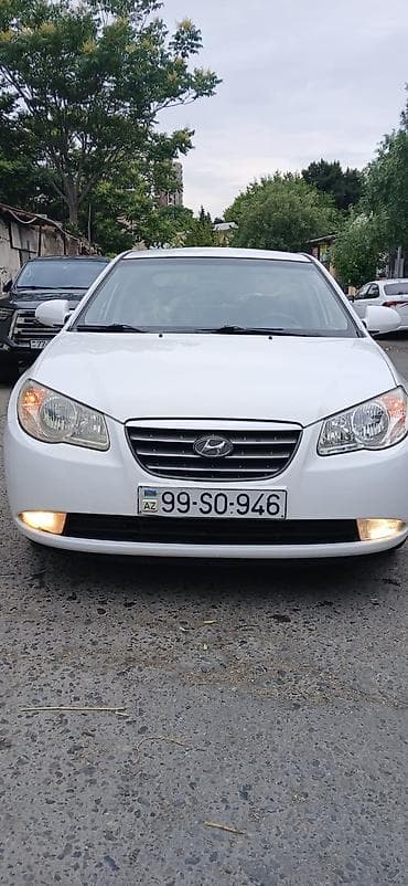 hyundai elantra diffuser: Hyundai Elantra, ağ rəng. Sedan kuzov, ön hissədə xrom radiator — 1
