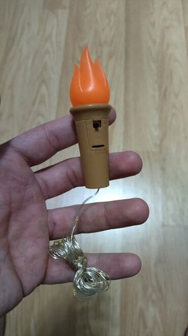 led isıqlar: Şərab şüşəsi tıxaclarından LED simli işıqlar. Alovlanan atəş — 2