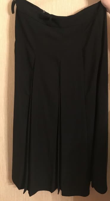 krep qadın ətəkləri: Yubka Qara Yeni (Təzə) (Türkiyə)
Razmer - 44 — 1