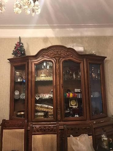 Полочные витрины: Стеклянная витрина-шкаф — 2