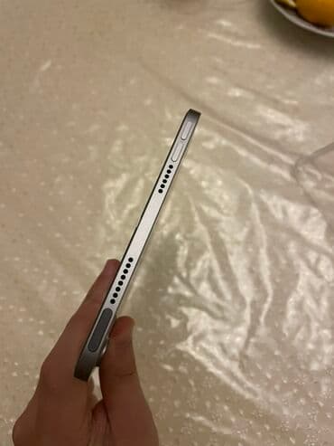 Planşet – metal korpus, düz kənarlı dizayn, boz/gümüş rəng. Əsas