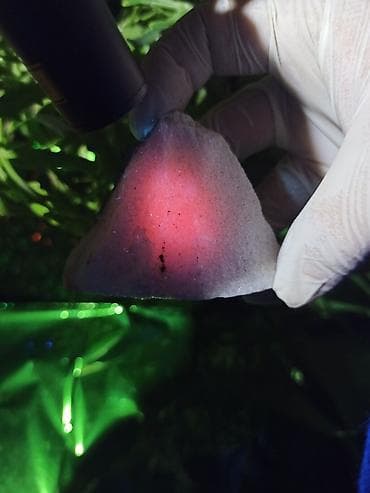 parca camadan: Xam Yaqut + Safir + Nadir Şpinel + Süd Kvarsı ? Flüoresans — 7