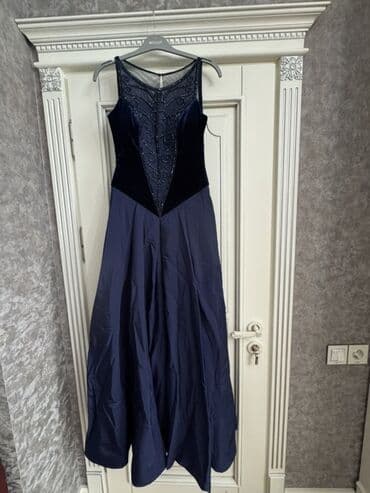 Dəstlər, kostyumlar: Tünd göy rəngdə zərif gecə/libas. - Üst hissə: məxmər material, sinə — 1