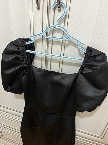 Qara qısa don – balon qollar - Rəng: klassik qara - Dizayn: kvadrat