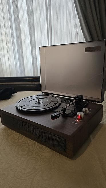 retro gramofon: Musiqi həvəskarları üçün retro dizaynlı vinil pleyer/turntable — 2