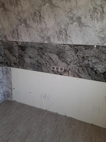 taxt doşəyi: Məhsul: Ağ daxili qapılar və dekorativ divar örtüyü (daş/mermer — 2