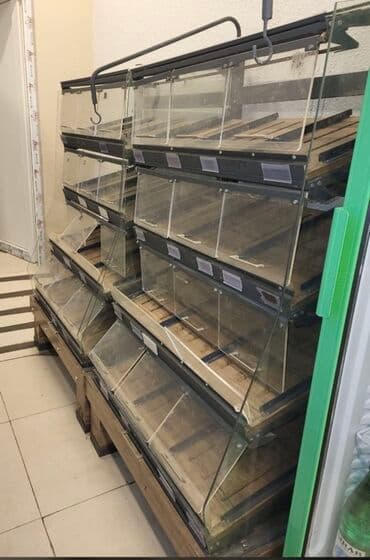 suse vitrinler: Şəffaf akril qablardan ibarət bu üç səviyyəli vitrin stendi çərəzlər — 1