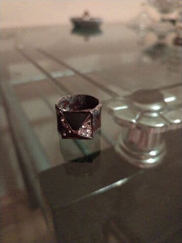 tek qas qizil uzukler: Üzük — 4