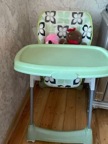 детская парта со стульчиком: Yaşıl rəngli uşaq yemək stolu, ağ və qara naxışlı oturacaq yastıqlı — 1