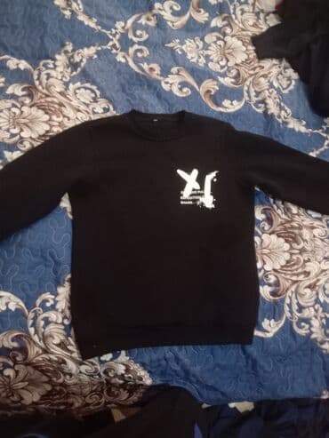 Kişi geyim dəsti - Qara sweatshirt: dairəvi yaxa, uzunqol, sinədə ağ