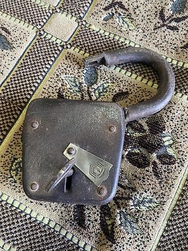 Qapı zamokları: Dəmir korpuslu ağır asma qıfıl və orijinal açarı dəst şəklində — 6