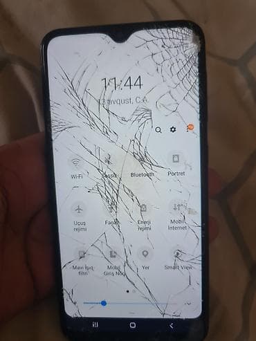 Samsung Galaxy A10, 32 ГБ, цвет - Черный, Две SIM карты — 3