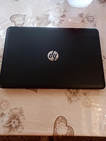 HP brendindən qara rəngli noutbuk. Bu noutbuk iş və təhsil üçün