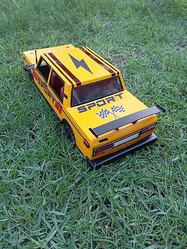 Sarı rəngli “SPORT” temalı oyuncağ maşın modeli - Korpus: parlaq sarı