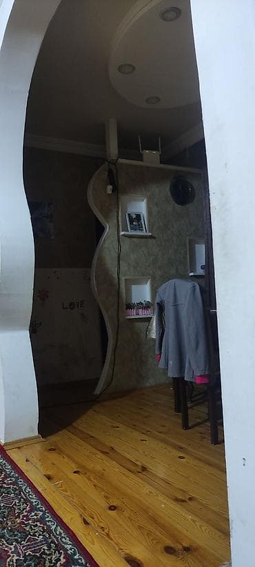 2 otaqlı mənzil – daxili dizaynlı - Geniş zal: dekorativ nişlər və TV — 3