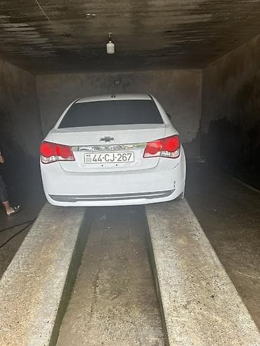 chevrolet aveo radiator: Chevrolet Cruze sedan – ağ rəng. - Kuzov: sedan, arxa hissədə xrom — 1