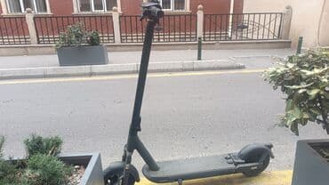 Şəhər içi rahat hərəkət üçün elektrik skuteri - Rəng: qara - Korpus