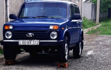 disklərin satışı: Göylü rəngli Lada Niva avtomobili etibarlı və universal nəqliyyat — 2