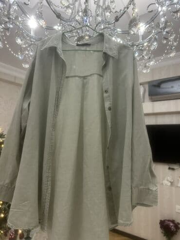 uzun paltarlar: Zərif boz-yaşıl rəngdə qadın oversize köynək/üst geyimi — 1