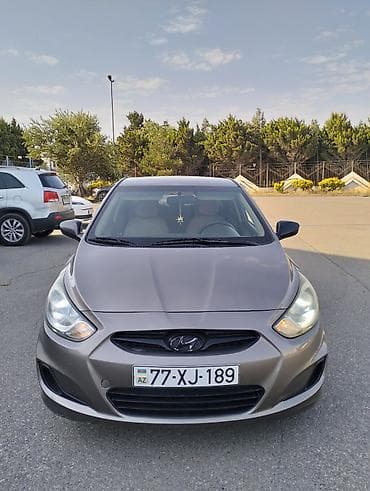 Hyundai Accent: 1.6 l | 2013 il Sedan