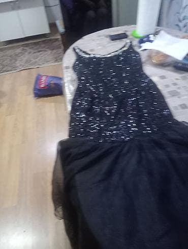 Asagi hissesi karalevskiy yuxarisi biserle bezedilib baha qiymete