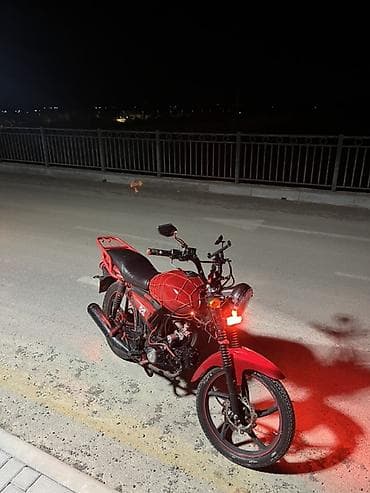 Qırmızı rəngdə yüngül motosikl – M50 80cc di max sürrət 80 var