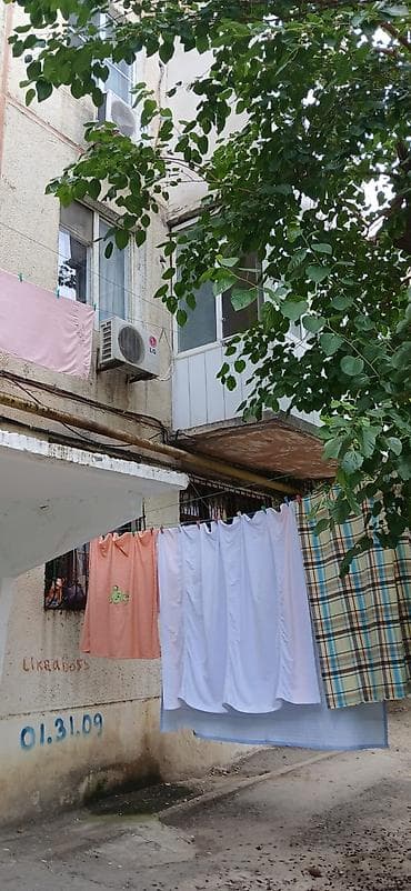 Mənzillər: Bakı, 4-cü mikrorayon, 2 otaqlı, Köhnə tikili, m. Memar Əcəmi, 39 kv. m — 1