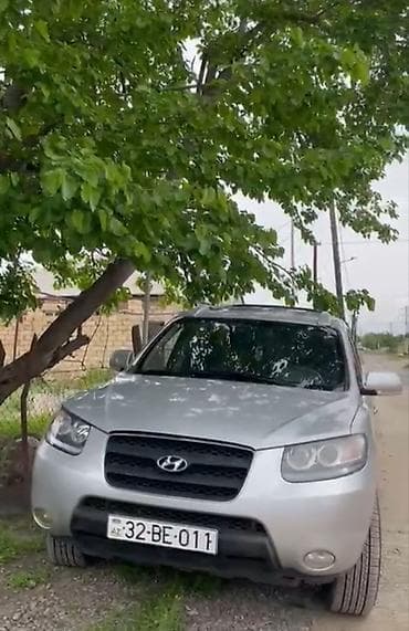 Hyundai Santa Fe – gümüşü rəngli, 5 qapılı SUV. Xüsusiyyətlər: -