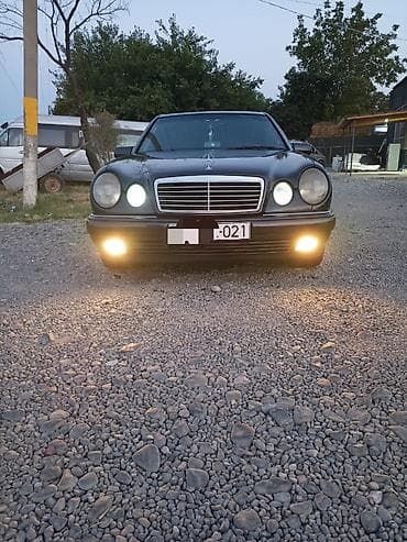 Mercedes-Benz E 230: 2.3 l | 1996 il Sedan