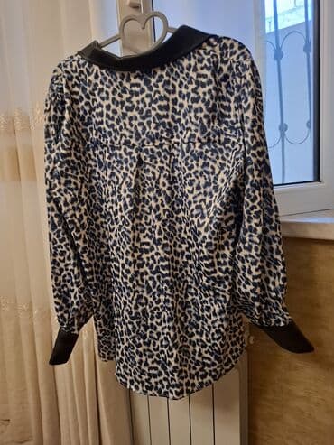 женские леопардовые лосины: Leopard naxışlı, uzunqol qadın bluzası. Bu bluza dəri detallarla — 3