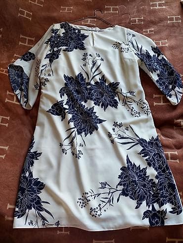 libas: Ağ rəng üzərində tünd-navi floral naxışlı qadın donu. - Model — 2