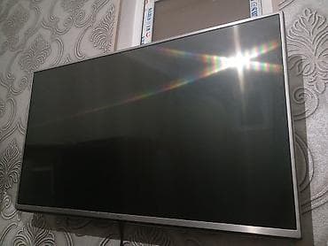 LG LED televizor, təxminən 40–43 düym ekran ölçüsü. Nazik gümüş