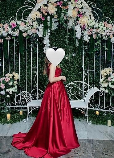 halqa sirgalar: Qırmızı ziyafət/libas - Model: A-kəsimli, ətəyi quyruqlu uzun ziyafət — 2