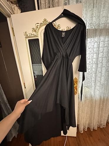 Qara rəngli qadın paltarı - Model: V-kəsimli, qolları 3/4 uzunluqda