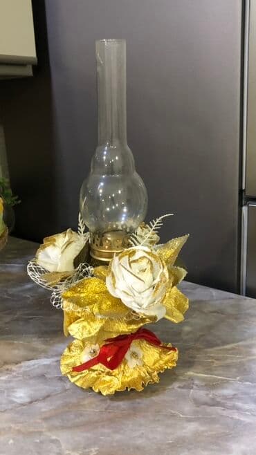 Dekorativ kerosin lampası – şüşə baca və metal yanarlıq hissəsi ilə