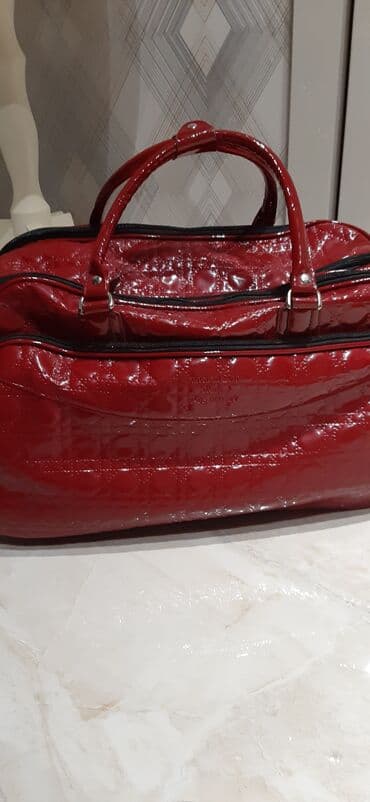 Dəbilqələr: Parlaq qırmızı rəngdə, dəbli görünüşlü çantası. Qısa tutacaqları var — 2