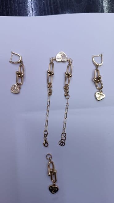 Eynəklər: Dəstə daxildir: Sırğa, Bilərzik, Kulon, Sarı qızıl, 585 Əyar, 8 g — 1