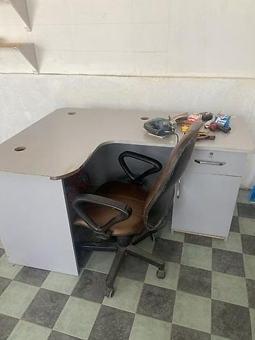 fırlanan kreslo: Ofis üçün L formalı iş masası və təkərli kreslo dəsti - Rəng: açıq — 2