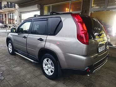 nisan juk: Nissan X-Trail model avtomobili. Açıq qəhvəyi rəngdə, dam relsləri ilə — 8