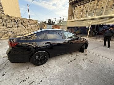 kia forte turbo: Kia Forte sedan – zərif qara rəngdə, 4 qapılı şəhər avtomobili — 4
