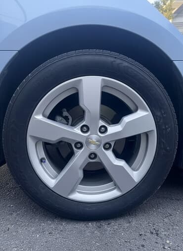 Chevrolet üçün orijinal yüngül lehimli disklər və şin komplekti